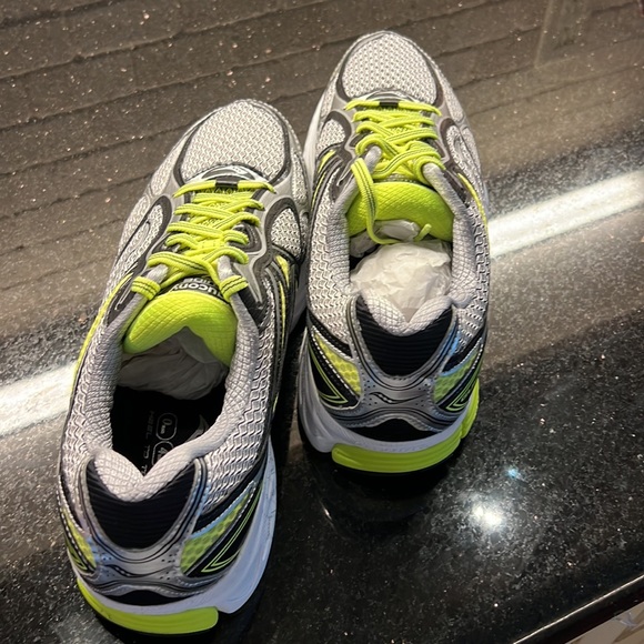 Brand new Men’s Saucony running shoe black and white Size 10.5 - Picture 3 of 5